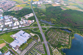 Autobahnkleeblatt der Anschlussstelle Schweinfurt-Zentrum von der A70 zur B285 mit Parkplatz und Kleingrtenanlage am Baggersee im Bundesland Bayern, Deutschland