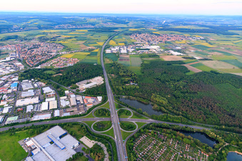 Luftbild von Autobahnkleeblatt der Anschlussstelle Schweinfurt-Zentrum von der A70 zur B285 mit Parkplatz und Kleingrtenanlage am Baggersee im Bundesland Bayern, Deutschland