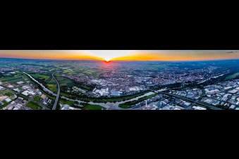 Panorama - Perspektive vom Sonnenuntergang über der Landschaft von Mainfranken in Schweinfurt im Bundesland Bayern, Deutschland