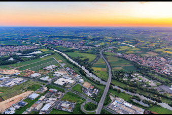 Anschlussstelle Schweinfurt-Hafen und Autobahnbrücke der A70 über den Main am Abend aus Osten im Ortsteil Oberndorf im Bundesland Bayern, Deutschland