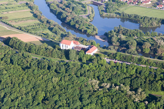 Mainhang an der Vogelsburg und Kirche Mariä Schutz im Ortsteil Escherndorf in Volkach im Bundesland Bayern, Deutschland