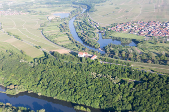 Luftbild von Mainhang an der Vogelsburg und Kirche Mariä Schutz im Ortsteil Escherndorf in Volkach im Bundesland Bayern, Deutschland