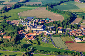 Abtei Münsterschwarzach aus Westen mit Flair Hotel Zum Benediktiner - Hubertus Kieser, Egbert-Gymnasium Münsterschwarzach im Ortsteil Stadtschwarzach in Schwarzach am Main im Bundesland Bayern, Deutschland