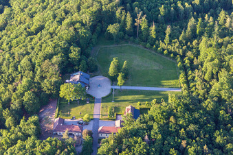 Gehöft im Wald in Abtswind im Bundesland Bayern, Deutschland