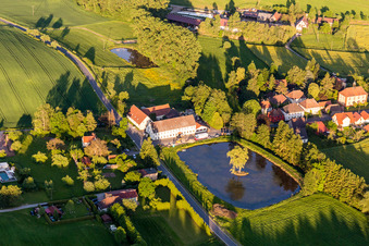 Luftbild von Gehöft am Ufer eines Teiches im Ortsteil Rehweiler in Geiselwind im Bundesland Bayern, Deutschland