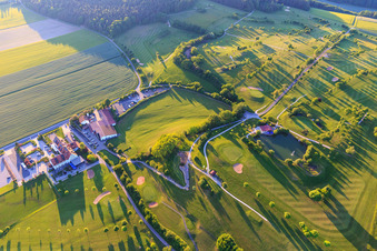 Golfanlage Geiselwind des Golfclub Steigerwald in Geiselwind e. V. mit Haus am See im Bundesland Bayern, Deutschland von oben