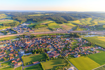 Ortsansicht aus Norden vor der Autobahnbaustelle an der A3 in Geiselwind im Bundesland Bayern, Deutschland