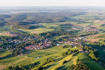 Dorf - Ansicht am Rande von landwirtschaftlichen Feldern und Nutzflächen in Untersteinach in Burgwindheim im Bundesland Bayern, Deutschland