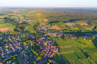 Dorfübersicht mit Kirche St. Jakobus der Ältere und  Schloß Burgwindheim im Bundesland Bayern, Deutschland
