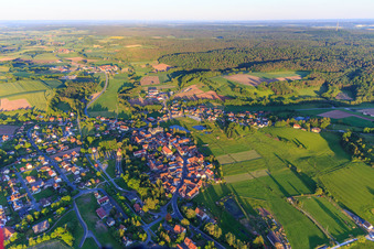 Luftbild von Dorfübersicht mit Kirche St. Jakobus der Ältere und  Schloß Burgwindheim im Bundesland Bayern, Deutschland