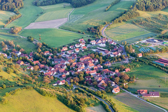 Dorf - Ansicht am Rande von landwirtschaftlichen Feldern und Nutzflächen in Eschenau in Knetzgau im Bundesland Bayern, Deutschland