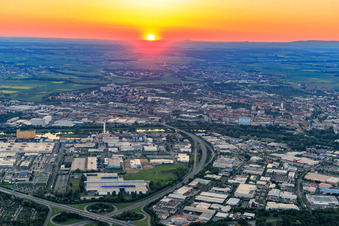 Industriegebiet Hafen vor der Stadt am Main bei Sonnenuntergang in Schweinfurt im Bundesland Bayern, Deutschland