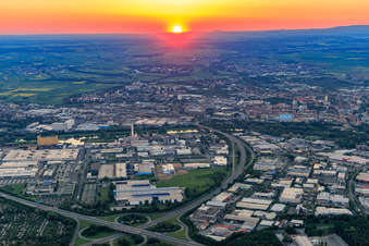 Luftbild von Industriegebiet Hafen vor der Stadt am Main bei Sonnenuntergang in Schweinfurt im Bundesland Bayern, Deutschland