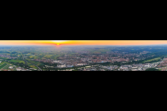 Panorama der Stadt am Main bei Sonnenuntergang in Schweinfurt im Bundesland Bayern, Deutschland