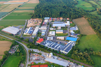Gewerbegebiet Große Ahlmühle jenseits der Bahn von Westen in Rohrbach im Bundesland Rheinland-Pfalz, Deutschland