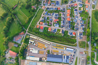 Luftbild von Mosaik von wiederzuverwertenden Paketautos auf dem Gelände von Engel & Engel GmbH | Handel mit Nutzfahrzeugen, Stapler und Baumaschienen in Rohrbach im Bundesland Rheinland-Pfalz, Deutschland