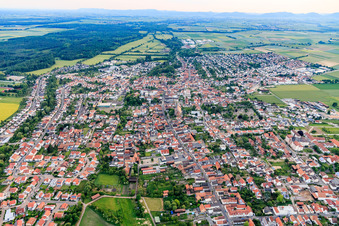 Stadtansicht am Abend aus Osten in Herxheim bei Landau im Bundesland Rheinland-Pfalz, Deutschland