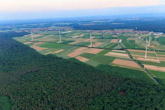 Hatzenbühler Windpark nach Fertigstellung in Herxheim bei Landau im Bundesland Rheinland-Pfalz, Deutschland