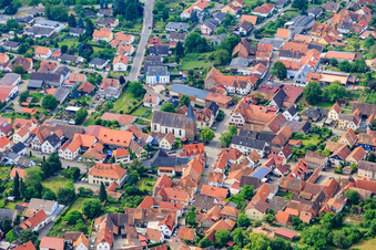 Protestantische Kirche Schweigen in Ortsmitte in Schweigen-Rechtenbach im Bundesland Rheinland-Pfalz, Deutschland