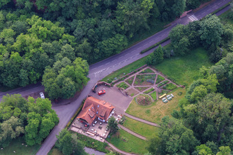 Schrägluftbild von Café und Garten an der Lauter im Ortsteil Sankt Germanshof in Wissembourg im Bundesland Bas-Rhin, Frankreich