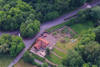 Café und Garten an der Lauter im Ortsteil Sankt Germanshof in Wissembourg im Bundesland Bas-Rhin, Frankreich von oben