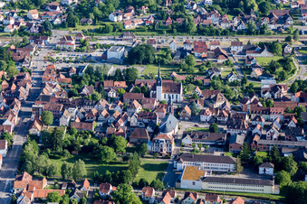 Schrägluftbild von Ortsansicht der Straßen und Häuser der Wohngebiete in Soultz-sous-Forets in Grand Est in Soultz-sous-Forêts im Bundesland Bas-Rhin, Frankreich