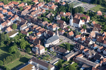 Schrägluftbild von Soultz-sous-Forêts im Bundesland Bas-Rhin, Frankreich