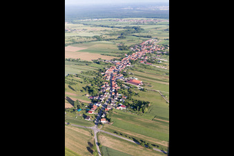 Gundershoffen im Bundesland Bas-Rhin, Frankreich aus der Drohnenperspektive