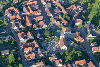 Kirchengebäude der Eglise de la Toussaint im Altstadt- Zentrum der Innenstadt in Morsbronn-les-Bains in Grand Est im Bundesland Bas-Rhin, Frankreich
