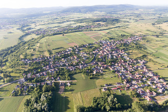 Schrägluftbild von Gunstett im Bundesland Bas-Rhin, Frankreich
