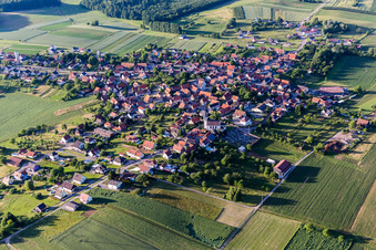 Luftbild von Dorf - Ansicht am Rande von landwirtschaftlichen Feldern und Nutzflächen in Schoenenbourg in Grand Est in Schœnenbourg im Bundesland Bas-Rhin, Frankreich