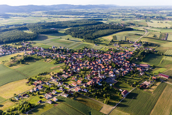 Luftaufnahme von Dorf - Ansicht am Rande von landwirtschaftlichen Feldern und Nutzflächen in Schoenenbourg in Grand Est in Schœnenbourg im Bundesland Bas-Rhin, Frankreich