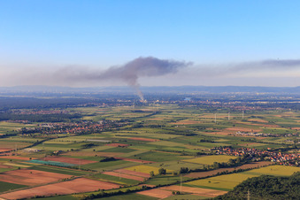 Großbrand in Speyer von Lustadt aus gesehen im Bundesland Rheinland-Pfalz, Deutschland