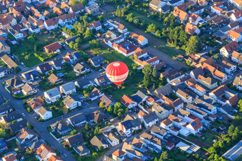 Heissluftballon über der Eichgartenstr in Dudenhofen im Bundesland Rheinland-Pfalz, Deutschland