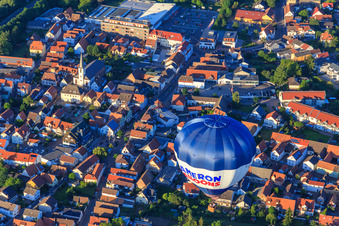 Heissluftballon über der Speyerer Straße in Dudenhofen im Bundesland Rheinland-Pfalz, Deutschland