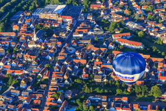 Luftbild von Heissluftballon über der Speyerer Straße in Dudenhofen im Bundesland Rheinland-Pfalz, Deutschland