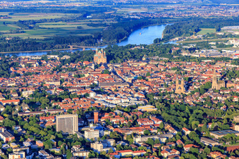 Stadtansicht bis zum Dom und zum Rhein am Abend aus Westen in Speyer im Bundesland Rheinland-Pfalz, Deutschland