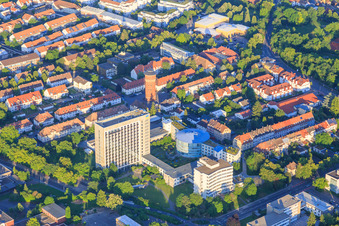 Luftbild von Bürohochhaus der Deutsche Rentenversicherung Rheinland-Pfalz - Hauptstandort und Wasserturm Speyer, Deutschland