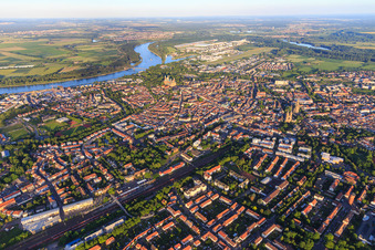 Luftbild von Alttstadtübersicht aus Nordwesten am Abend bis zum Rhein in Speyer im Bundesland Rheinland-Pfalz, Deutschland