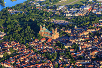 Dom zu Speyer am Abend aus Nordwesten im Bundesland Rheinland-Pfalz, Deutschland