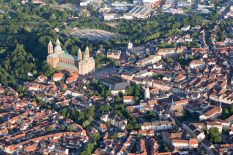 Luftaufnahme von Kirchengebäude des Domes des Dom zu Speyer in Speyer im Bundesland Rheinland-Pfalz, Deutschland