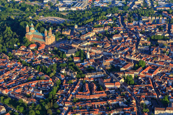 Alttstadtübersicht Johannesstraße bis zum Dom aus Nordwesten am Abend in Speyer im Bundesland Rheinland-Pfalz, Deutschland