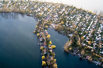 Schrägluftbild von Seen und Uferbereiche mit Campingplatz und Wochenendhaussiedlung des Naherholungsgebiets Blaue Adria im Ortsteil Riedsiedlung in Altrip im Bundesland Rheinland-Pfalz, Deutschland