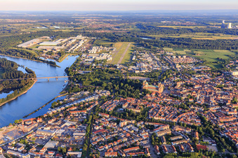 Stadtansicht am Rheinhafen aus Norden bis zum FSL Flugplatz Speyer im Bundesland Rheinland-Pfalz, Deutschland