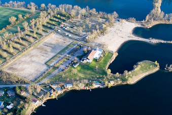 Parkplaz und Campingplatz im Naherholungsgebiet Blaue Adria in Altrip im Bundesland Rheinland-Pfalz, Deutschland