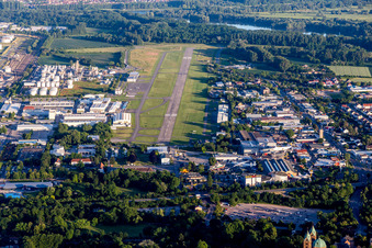 Start- und Landebahn mit Rollfeldgelände des Flugplatz der Flugplatz Speyer Ludwigshafen GmbH in Speyer im Bundesland Rheinland-Pfalz, Deutschland