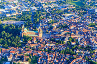 Domplatz und Dom zu Speyer am Abend aus Norden im Bundesland Rheinland-Pfalz, Deutschland