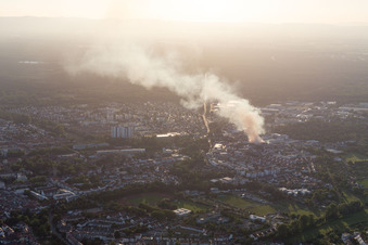 Rauch- und Flammenbildung während der Löscharbeiten zum Grossbrand einer Lagerhalle mit Antiquitäten und alten Autos in der Werkstrasse in Speyer im Bundesland Rheinland-Pfalz, Deutschland aus der Drohnenperspektive