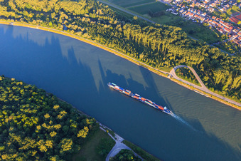 Frachtschiff auf dem Rhein am Abend im Ortsteil Rheinhausen in Oberhausen-Rheinhausen im Bundesland Baden-Württemberg, Deutschland