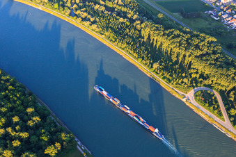 Luftbild von Frachtschiff auf dem Rhein am Abend im Ortsteil Rheinhausen in Oberhausen-Rheinhausen im Bundesland Baden-Württemberg, Deutschland